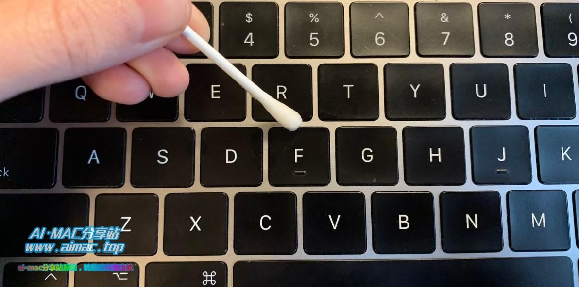 用酒精棉签清洁Mac键盘按键的方法