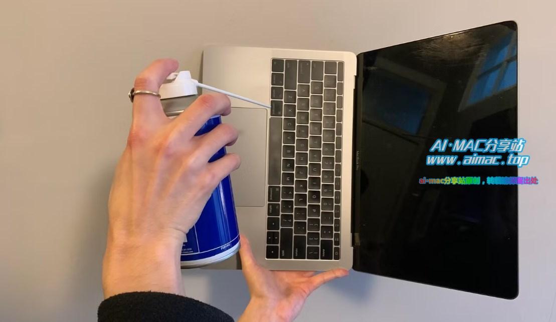 使用压缩空气罐清洁Mac键盘按键的方法